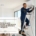 Técnico de una empresa de aire acondicionado realizando la instalación profesional de un equipo split en una vivienda moderna.